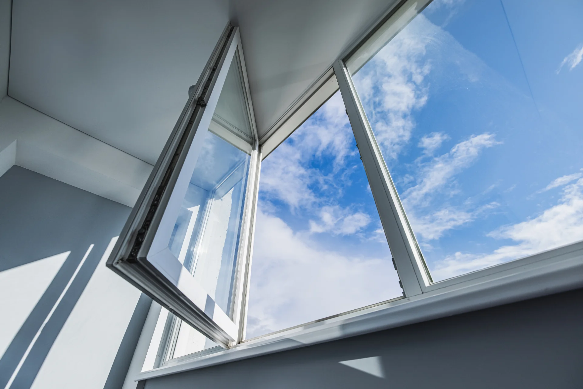 VLX 80 Casement Window in Torrance, CA | Hale Windows Torrance - detail 1